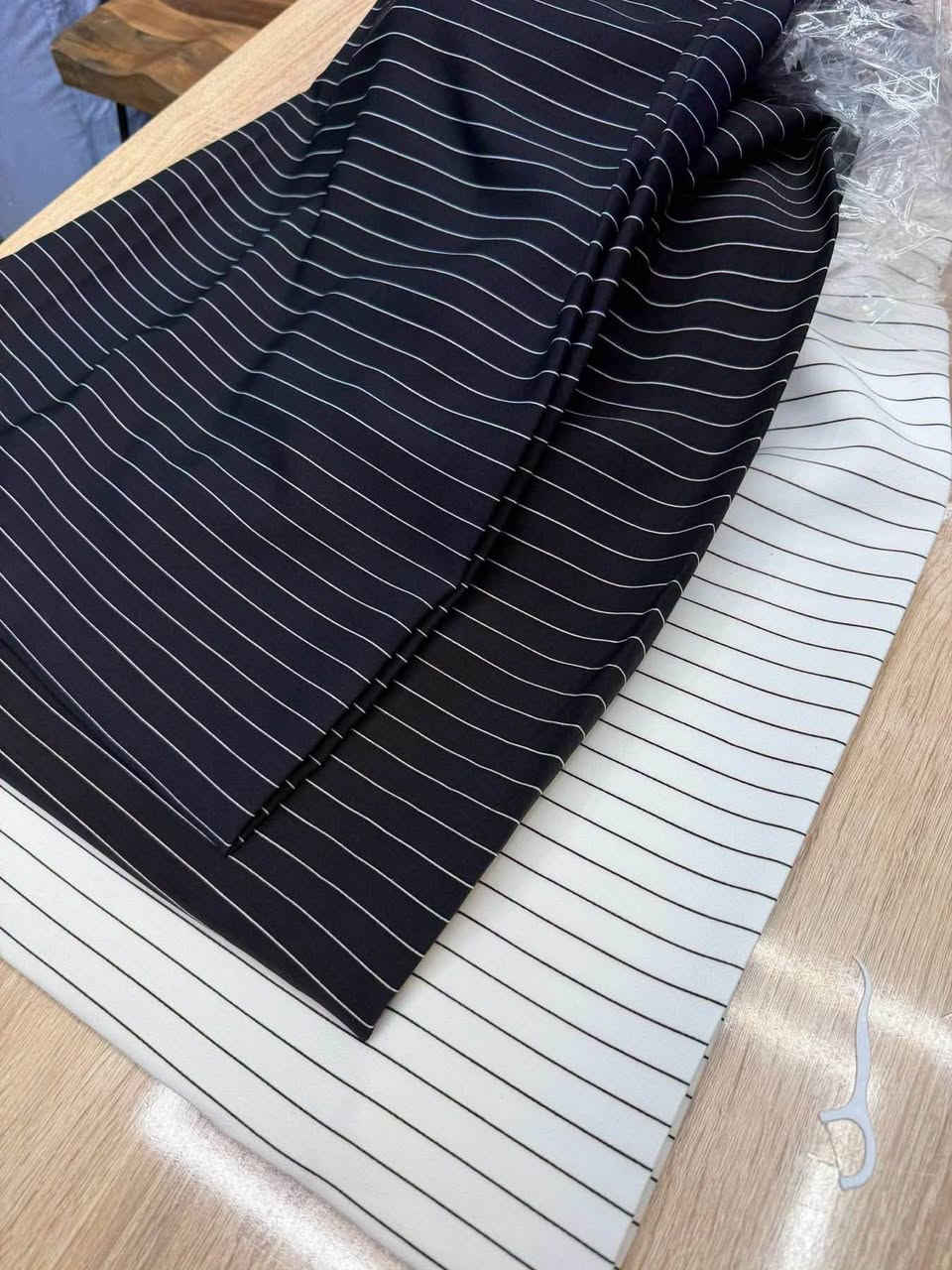 جديد 
باربي مقلم هاوست 
3 لوان 
جملة فقط 
***********

نص مكتوب في الصور:
- Kẻ cotton
- Đen kít
- 12
- Trắng kem
- 1
- Xanh than
- 8