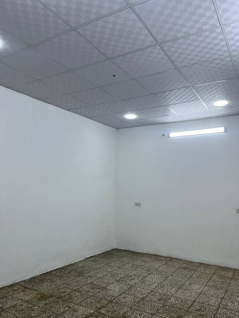 بيت اللايجار موجد 100 متر
شارع مطار سيدين جديد شارع 
السبيس قرب مكتب أبو أسد الكرعاوي العقار 
غرفتين صاله ستقبال مطبخ حمام
*********** وتساب أبو أسد ☎️
***********وتساب أبو علي☎️

نص مكتوب في الصور:
- مطباخ
- ستقبال
- غرفه
- صاله