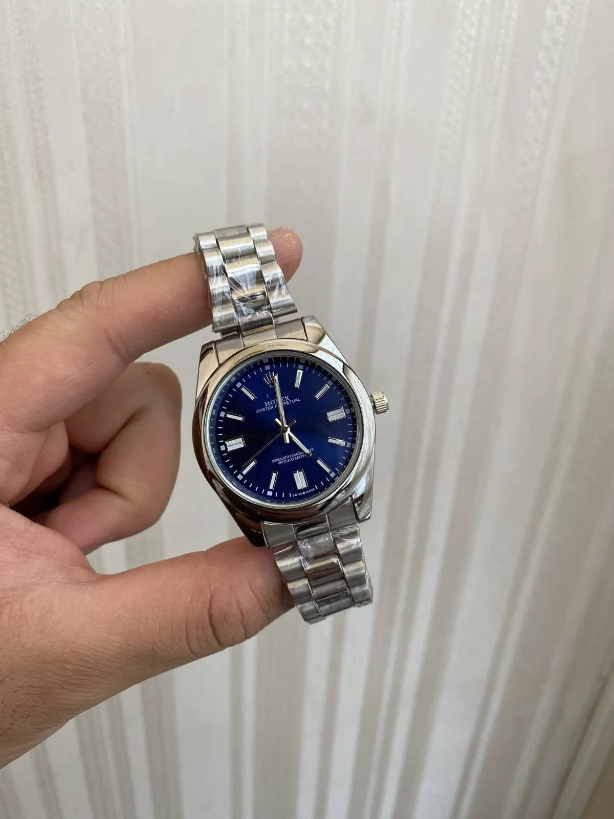 رولكس ROLEX كلاسيك
ساعة رجالية بتصميم كلاسيكي، وسوار معدني بلون فضي وإطار دائري ناعم. مينا بسيط بمؤشرات واضحة يكمّل الإطلالات اليومية والرسمية.
ألوان المينا المتوفرة: أزرق، أسود، فضي فاتح، وأخضر. لون السوار فضي في جميع الخيارات.
للطلب والاستفسار يرجى مراسلتنا واتساب ‏‪***********‬‏
