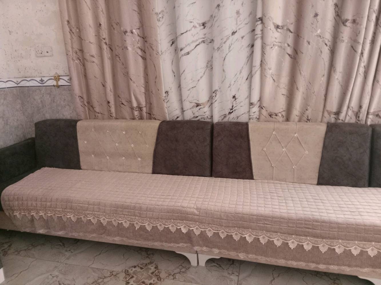 كنبة • رجلين مكسورة
