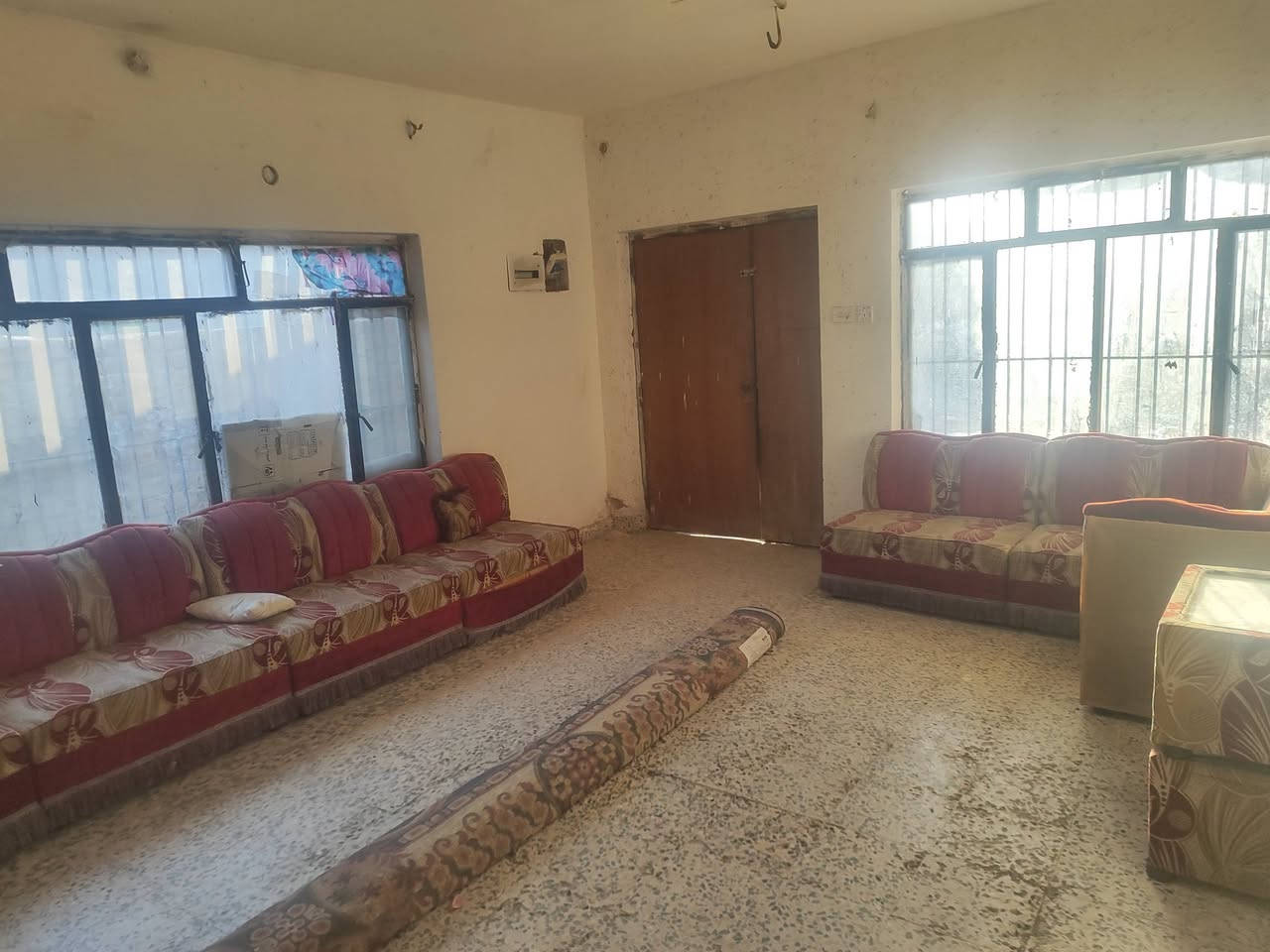 بيت للايجار بالبكرلي الثانيه قرب الوكيل ابو سرمد 

مساحه 200 متر 

يحتوي على غرفتين واستقبال وكلدور وكراج سياره 
ومجمع صحيات 
سعر الايجار 225 وبي مجال 
لليرغب بالايجار مراجعة مكتب عقارات حسين المعموري الكائن في البكرلي قرب جامع سلمان المحمدي 
او الاتصال على الرقم *********** او واتساب
