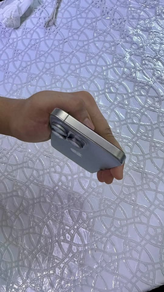 السلام عليكم
ايفون ١٥ برو ماكس تيتانيوم نظيف مكفول من فتح والتبديل والضربة السعر مليون و١٠٠ 
مكاني بغداد ***********

نص مكتوب في الصور:
- حالة البطارية عادية تعمل بطارية iPhone هذه على النحو المتوقع. حول البطارية والضمان... الحد الأقصى للقدرة ٨٦٪ هذا قياس لقدرة البطارية مقارنة بقدرتها عندما كانت جديدة. قد تتسبب القدرة المنخفضة بتقليل ساعات الاستخدام بين عملية الشحن والأخرى. عدد الدورات ٧٦٦ هذا هو عدد مرات استهلاك iPhone لققدرة البطارية. معرفة المزيد... تاريخ التصنيع كانون الثاني ٢٠٢٤ أول استخدام آذار ٢٠٢٤