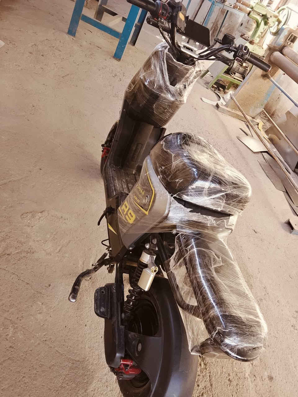 سلام عليك دراجه R9 الموديل 2025 دراجه جديدة بطاريات جديدات بصمه سويجين سعر 290 بيه مجال قليل مكاني البصرة الزبير *********** بيه واتساب

