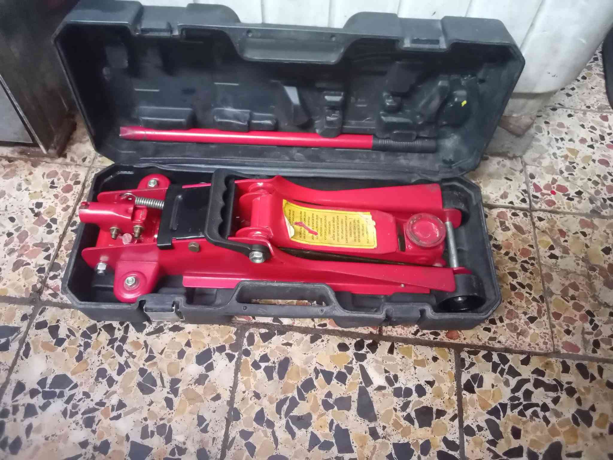 جك تمساح • ٢ طن • نظيف