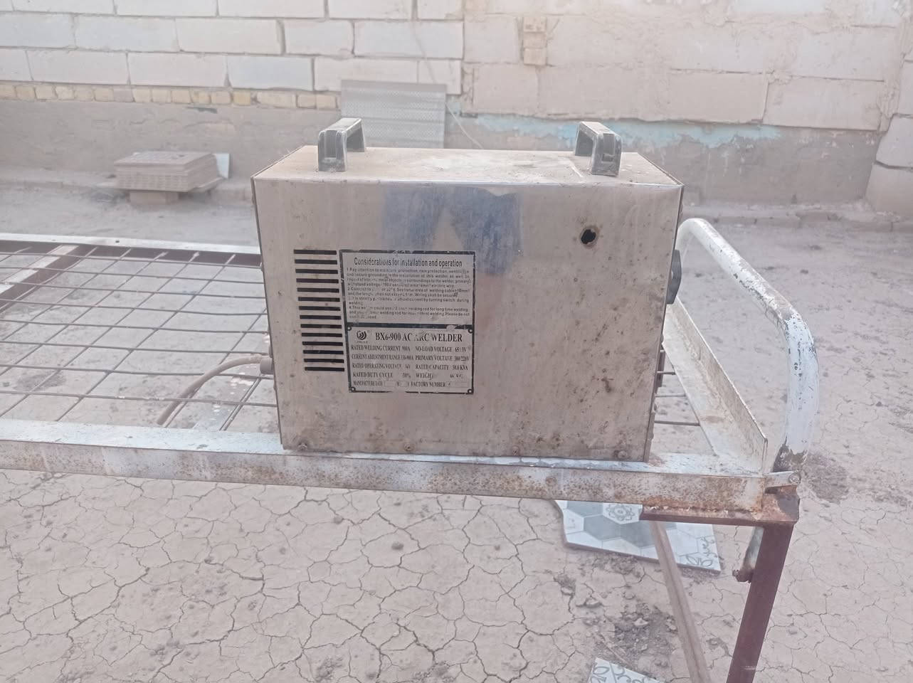 السلام عليكم. مكينه لحيم حجم ٩٠٠ ملف نحاس باب اول. مكانها بالديوانيه ***********
