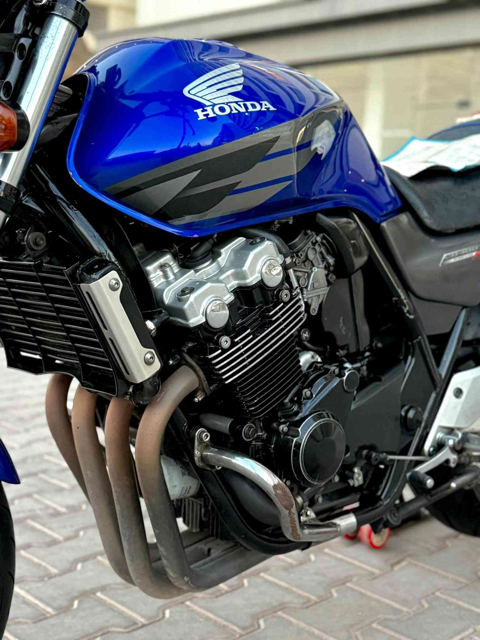 للبيع CB 400 جيل ثالث مال رمبه لوك
موديل ( 2006 ) شخط واحد مابي 
الي يدور جديد وبلكارتون دراجه كفاله عامه كير محرك كابريتر كله بشرط برغي ممفتوح تايرات وزنجيل ودهن جديد كهربائيات كامل مكاني كركوك دراجه بل معرض ماكس موجود اتصل وخادم للطيبين💙
 (( *********** )) توصيل كل محافظات موجود
