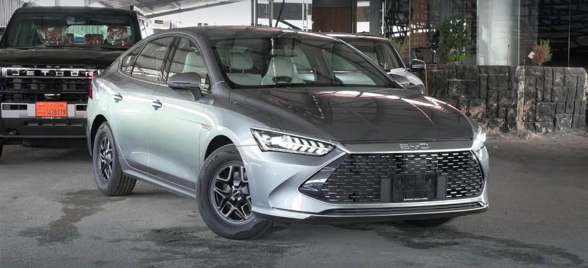 🔻 بي واي دي كن بلاس 2025 (BYD Qin Plus Hybrid) 
---------------------
ضمان الوكالة 
✅ 6 سنوات ضمان على السيارة.
✅ 8 سنوات ضمان على البطارية.
---------------------
⚙️ المواصفات:
🔹 محرك بنزين + هايبرد اقتصادي وعالي الكفاءة.
🔹 بصمتان ذكيتان مع تشغيل عن بُعد.
🔹 مقاعد جلد فاخرة بلونين (أبيض وجوزي).
🔹 شاشة وسطية دوارة.
🔹 عداد ديجيتال بالكامل.
🔹 تحكم بالمقود من الجهتين.
🔹 كاميرا خلفية.
🔹 حساسات ركن.
🔹 داخلية مطعمة بديكورات Piano Black الفاخرة.
🔹 أنظمة قيادة وأمان متكاملة.
🔹 أوضاع قيادة متعددة (Drive Mode).
🔹 Auto Hold.
🔹 مانع انزلاق (Traction Control).
🔹 هاند بريك كهربائي.
🔹 مساعد صوتي يدعم اللغة العربية.
🔹 تبريد أمامي بقوتين (2 Stage).
🔹 مصابيح أمامية زينون.
🔹 مصابيح خلفية LED.
#اربيل #*********** أربيل, العراق
