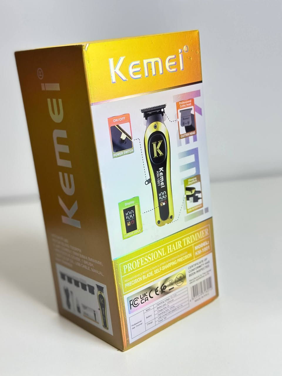 📦 ماكنة حلاقة Kemei  1801
هلا والله بالشباب المرتبين شوفولي هالتحفة جبتلكم اليوم 🔥💈

ماكينة حلاقة Kemei الأصلية - موديل KM-1801 الشكل الجديد الذهبي

هاي مو مثل مكاين السوق ام الـ10 الاف الي تخرب بيومين، هاي مال حلاقين محترفين!

شنو مواصفات هذا الوحش؟
• شفرة حادة صفر كاتنك Zero Cutting: تحلق على الصفر موس، تحدد لحية وخطوط وتسوي نقشات وتاتو كلش دقيقة، مال واحد نازك. • شاشة LCD ذكية: تبينلك نسبة الشحن 100% شكد باقي بيها شحن حتى ما تنقطع بيك بنص الحلاقة. • بطارية جبارة 1200mAh: تشحنها مرة وحدة وتشتغل بيها اسبوع كامل، وتكدر تشحنها بوصلة USB وين ما تروح. • محرك قوي وصوته ناعم: ما تحمى ولا تزنجر، تحلق شعر ثخين وخفيف بسهولة وما تعض الجلد. • شكل فخم K الذهبي: تصميمه يخبل ويلمع، من تخليه يم المراية يبين انت واحد مرتب ومعتني بنفسك. 
يعني من الاخير تريد تستغني عن الحلاق وتوفر فلوسك كل شهر؟ تريد لحيتك مسطرة وشعرك دوم مرتب؟ تريد ماكينة تعيش وياك سنين؟ هاي هي.

ماركة Kemei KM-1801 American design الأصلية - NEW الموديل الجديد

💰 سعر البيع: 16,000 د.ع
الرقم للتواصل ***********
