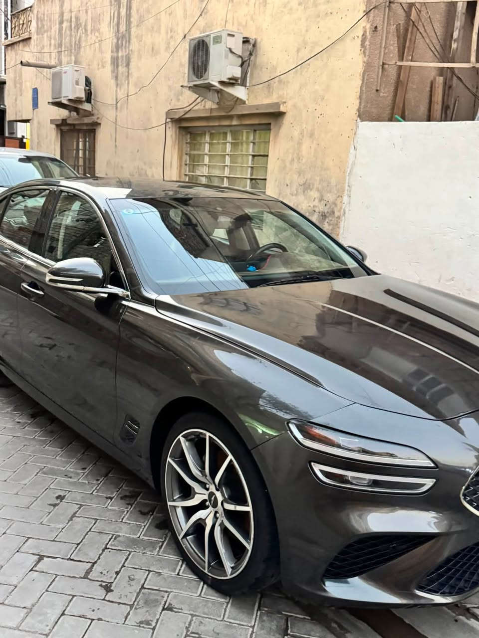 السلام عليكم 
جنسسز  2023  genesis  g70
السيارة ماشية 35 الف   
رقم بغداد بأسمي تحويل مباشر 
مكينة 4 سلندر تيربو 2000 
بصمة +تشغيل عن بعد 
الداخل اسود ملكي 
كشنات جلد كهرباء +تدفئة
تدفىة بالستيرن 
رادار 360 درجة (امامي +خلفي +جانبي )
حساسات (امامي +خلفي )
5وضعيات قيادة 
تحديد مسار +مثبت سرعة
توقف ذاتي عند الاقتراب 
شفتات بالستيرن 
تبريد قطعتين (ثلج)
انارة ترحيب 

الحادث فقط البنيد مبدل ومصبوغ ورصعة  بالجاملغ الخلفي معدلة بارد موضحه بالصور 
شواصي ولغود مكفولة 
ايرباكات طاكة 
ملاحظه (بيها رصعتين مال تحميل بالقماره كلش صغار بالصور موجودة )
مكان السيارة بغداد 
***********

السعر 205
مستعجل على البيع
