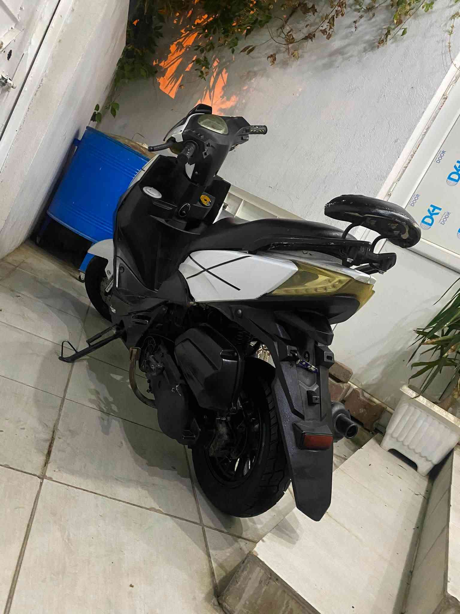 السلام عليكم للبيع ماكس FS موديل 2021 مكينه 125cc كهربائيات كلها شغاله لايت زنون عالي ناصي  بكلايت اشاير كله شغال مكينه كبس مامفتوحه شرط بدون تنقيص ودخان بريكات مضبوطه تايرات جديده وياله رياضي الدراجه مثل الصور واحلى بعد مكان الدراجه سليمانيه بكرجو السعر 330 الف وبيها مجال كلش بسيط حك الجيه للاتصال: 
أسيا *********** / واتساب فقط ***********
