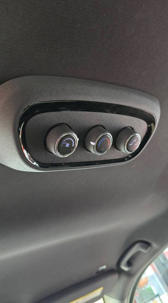 دورنكو 2023 
6 سلندر 3.6L
رقم دهوك بأسمي 
رقم وهزة وسنوية جديد 2032
جداً نظيفة السيارة وبدون نقص نهائياً

رادار جانبي ( نقطة عمياء )
اشارة ليد LED
كشن وستيرن تدفئة 
وضعيات قيادة سبورت وايكو 
اوتو ستارت ستوب ( انطفاء ذاتي )
بيها قطعتين تبديل شركة وقطعتين بخ
حادث جانبي 

السعر :  263 وبيها مجال 
مكان السيارة دهوك 
***********
***********

اتصال أو واتساب زاخو, دهوك
