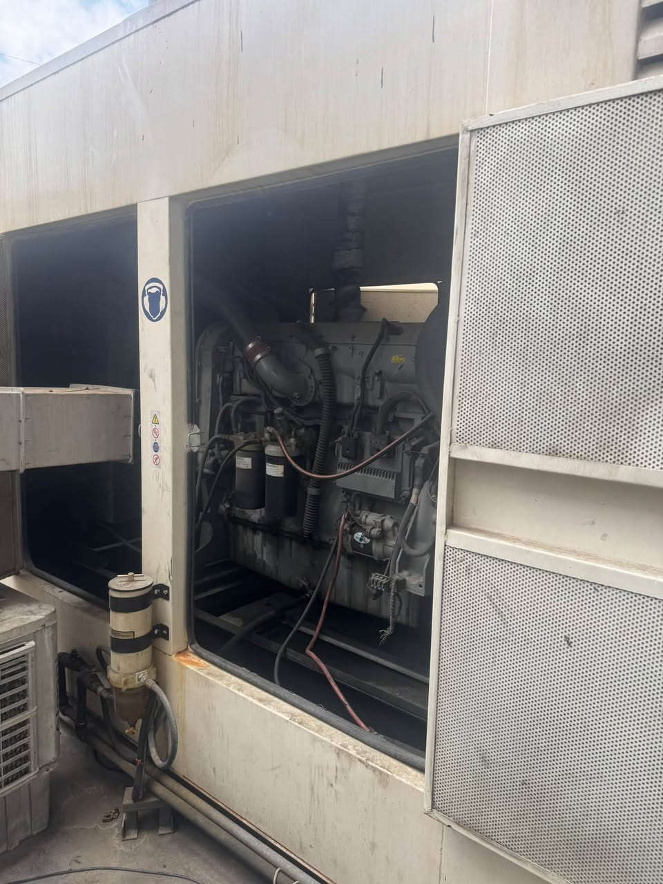 � للبيع مولدة بيركنز 500 KVA 🔴

⚡ النوع: Perkins
⚡ القدرة: 500 KVA
🔇 كاتم صوت
⏱️ ساعات التشغيل: 6,770 ساعة
✅ المولدة تعمل بشكل جيد
✅ لا توجد فيها أعطال
✅ بحالة جيدة وجاهزة للعمل

📍 موقع المولدة:
بغداد – بغداد الجديدة – مقابل سينما البيضاء

📞 للاستفسار والاتصال:
***********

🔹 المعاينة متاحة في موقع المولدة
