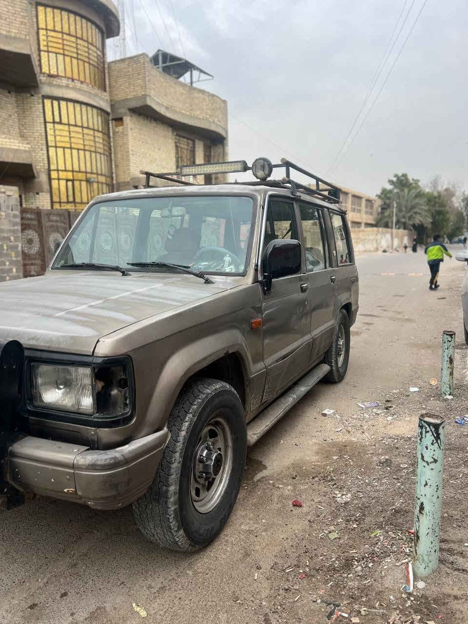 سلام عليكم
سيارة ازوزة موديل 1995
سيارة نضيفة عوزها تايرات
كير ومحرك مكفول
مكاني بغداد ***********
