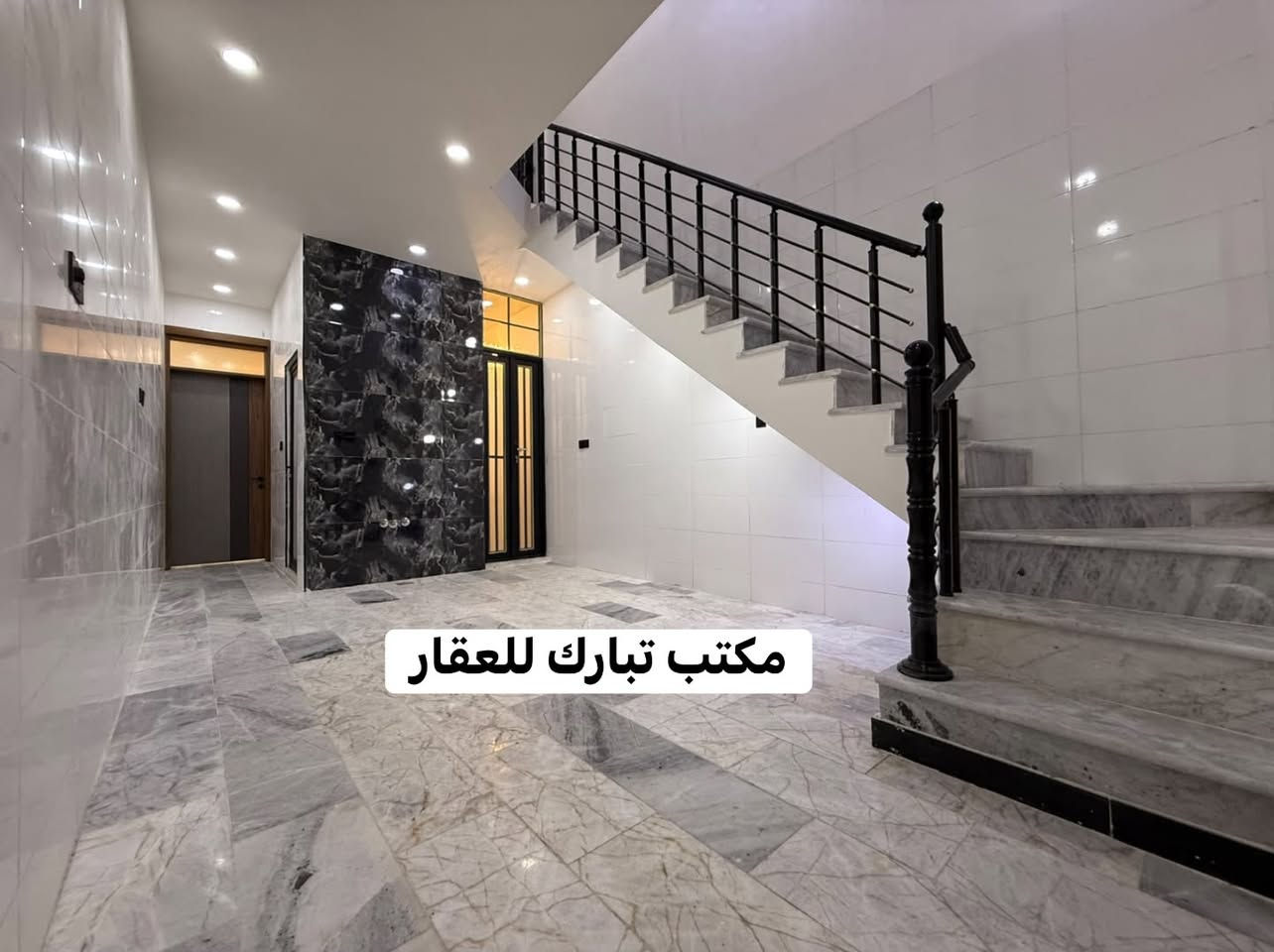 الدار للبيع 🏠مكتب تبارك للعقار 🏠
المساحة 76 م 
السعر ب223  مليون وبي مجال 🫰
العنوان الشعب شارع الاسواق المركزية خلف نادي العربي ❤️
( مدخلين )🫰
يحتوي الطابق الارضي على كراج صغير  وخدمات خارجية واستقبال ومطبخ حار وبارد ومنور وخدمات وغرفة نوم 
ويحتوي الطابق الثاني على غرفتين نوم وخدمات ومكان غسالة وبيتونة وسطحين
للاستفسار اكثر يرجى الاتصال على الرقم التالي (متواجد هذا الرقم على الواتس اب والفايبر والماسنجر *********** )
او الاتصال على الرقم الاخر 
***********
او زيارة مكتب تبارك للعقار والمقاولات الكائن في شارع الاسواق المركزية قرب مطعم ميامي

نص مكتوب في الصور:
- مكتب تبارك للعقار