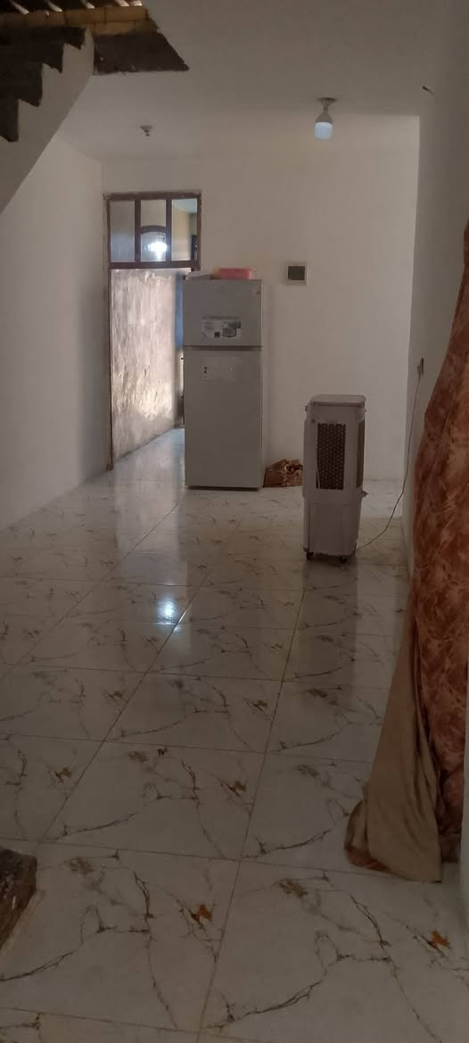 بيت للبيع مساحة 150متر طابق واحد غرفتين ستقبال مطبخ وصالة  منطقة هادئ  موجود كافة الخدمات ماء كهراباء مجاري تباليط قريبة على شارع العام  وقريبة على مدرسة 🏫  بتدائية  غريبة على جسر ديالى جنس الارض زراعي  الاستفسار //***********
