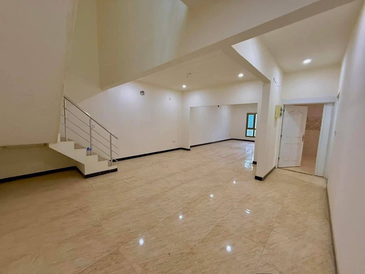 🏠 دار للبيع النجف الاشرف 

📍موقع الدار قريه الغدير الثانيه 

📌المساحه 200 م 

♦️على شارع 100 

🟤الدار بي أضافات كيسبان 

📍تعليه سياج مخزن 

📌يحتوي على 3 سويتات

،،،أستقبال. مطبخ. صحيات. صاله

حديقه. 

تواصل واتساب ***********

اتصال ***********

البيت من راعيه مباشر

