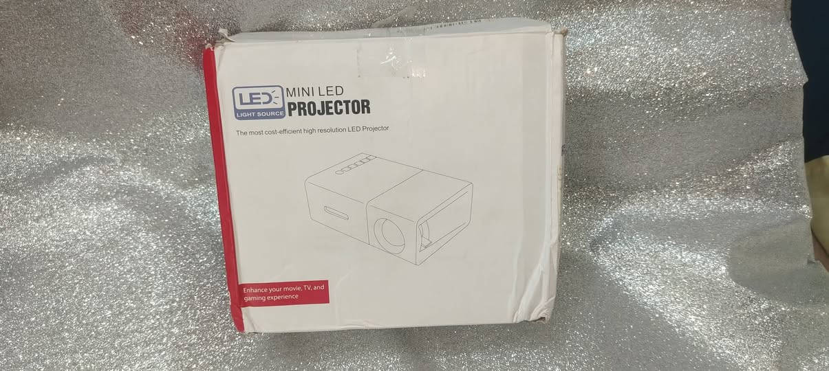 للبيع] بروجيكتور ميني محمول - Mini LED Projector
​جهاز عرض سينمائي منزلي مصغر وعالي الكفاءة، مثالي لمشاهدة الأفلام، الألعاب، والعروض التقديمية بحجم مدمج وسهل التنقل.
​أهم الميزات والمواصفات:
✅ إضاءة LED: مصدر إضاءة قوي واقتصادي بطاقة تحمل طويلة الأجل ورؤية مريحة للعين.
✅ دقة العرض: يدعم تشغيل مقاطع الفيديو عالية الدقة (HD) لتجربة مشاهدة ممتعة.
✅ منافذ متعددة (I/O): يدعم التوصيل عبر (HDMI, USB, AV, VGA, ومخرج سماعات) لربطه بالهاتف، الكومبيوتر، أو أجهزة الألعاب بسهولة.
✅ نظام تبريد مدمج: مزود بمروحة تبريد داخلية لضمان استقرار الأداء ومنع الارتفاع الحراري أثناء التشغيل المطول.
✅ تصميم أنيق ومدمج: وزن خفيف وحجم صغير يسهل حمله وتغيير مكانه في أي غرفة.
✅ أزرار تحكم علوية: إمكانية التحكم الكامل بالوظائف والمستويات من أعلى الجهاز مباشرة.
​📍 الحالة: جديد/بحالة ممتازة بالعلبة وكافة الملحقات.
📍 الموقع: بغداد.
​💰 السعر: 15.000 الف وتوصيل مجاني جميع محافظات العراق 
​📲 للتواصل عبر الواتساب: ***********
