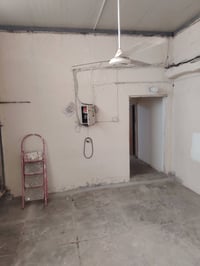 بيت للأيجار طابق ثاني يحتوي على غرفه جبيره 7X6 مع حمامين شرقي وغربي و ...
