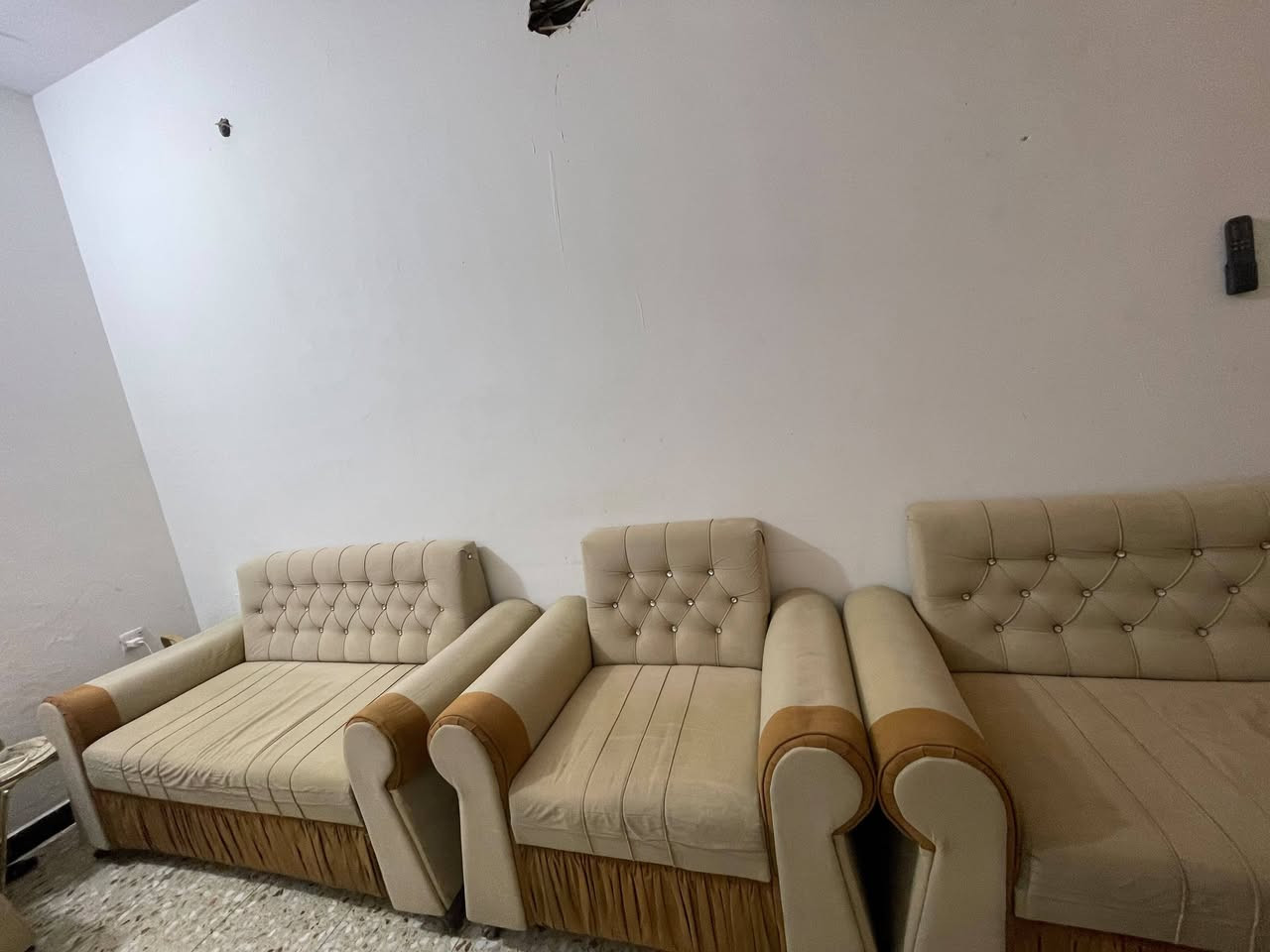 عندي تخم للبيع مكاني الغزاليه بسعر مناسب هذا رقمي ***********
