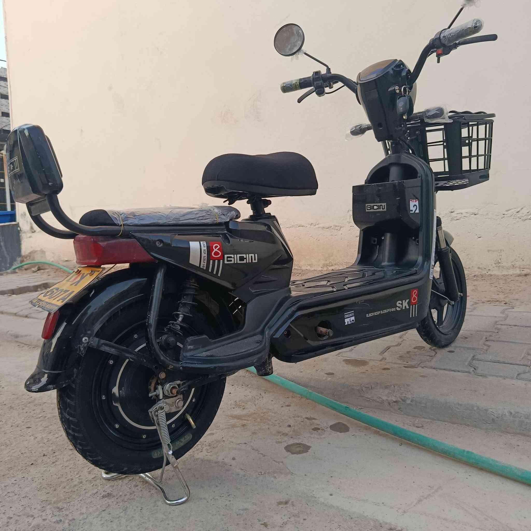 دراجه شحن حجم 14
نوعيه GlClN دراجه اعتماديه 

دراجه بعدهي جديد شخط مابيه 
مواصفات 

تايرات جدد + بريكات جدد + نضام حمايه دسك وقفل + مرايات + سله 

السعر 265 
رقمي ***********
متواجد ماسنجر
