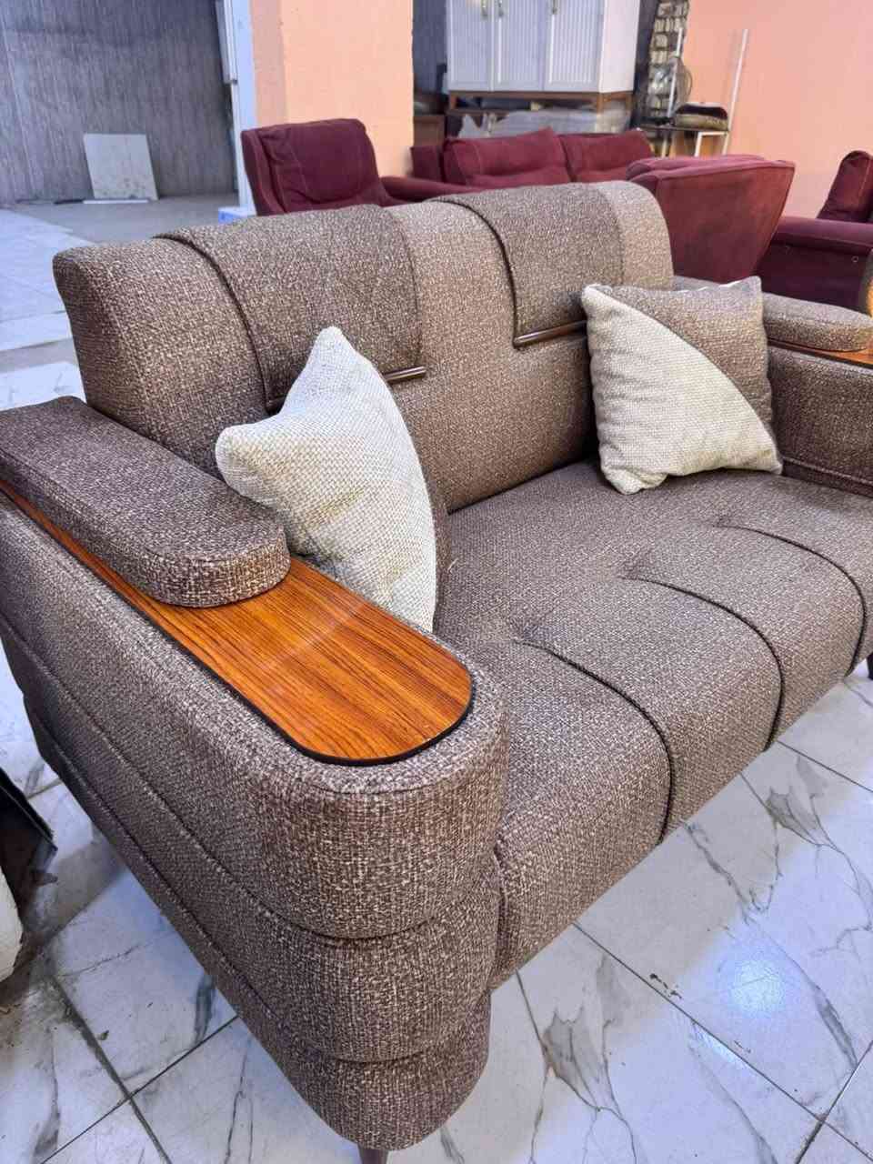 من رخصة ألادمن
عيني تخم ديوان كورنر ٢٠ طول ١٤ متر تفصال بمعنى الكلمه درجه اولى جديد شغل معمل احنه مشتغليه
لون قهوائي مطعم ب جوزي موديل أبو طبله بيه قنفتين مفصوله مع زاويه وحده مثل ماموضح بالصور يوصلك اي اختلاف عن تفاصيل يرجع سعره مليون وربع بيه مجال بسيط بس شراي يتصل *********** متوفر واتساب أو مراسله الخاص

نص مكتوب في الصور:
- OM Fatima منشور
