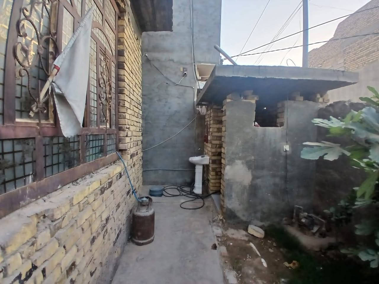 السلام عليكم ورحمه الله وبركاته
بيت للبيع مساحه 200 متر 
النزال 16 
الواجهة 13
بناء البيت 
استقبال +غرفتين +مناور 2+كلدور + مجمع صحيات
الموقع الحله شارع 80 كربلاء (منطقة المراشده)
***********
