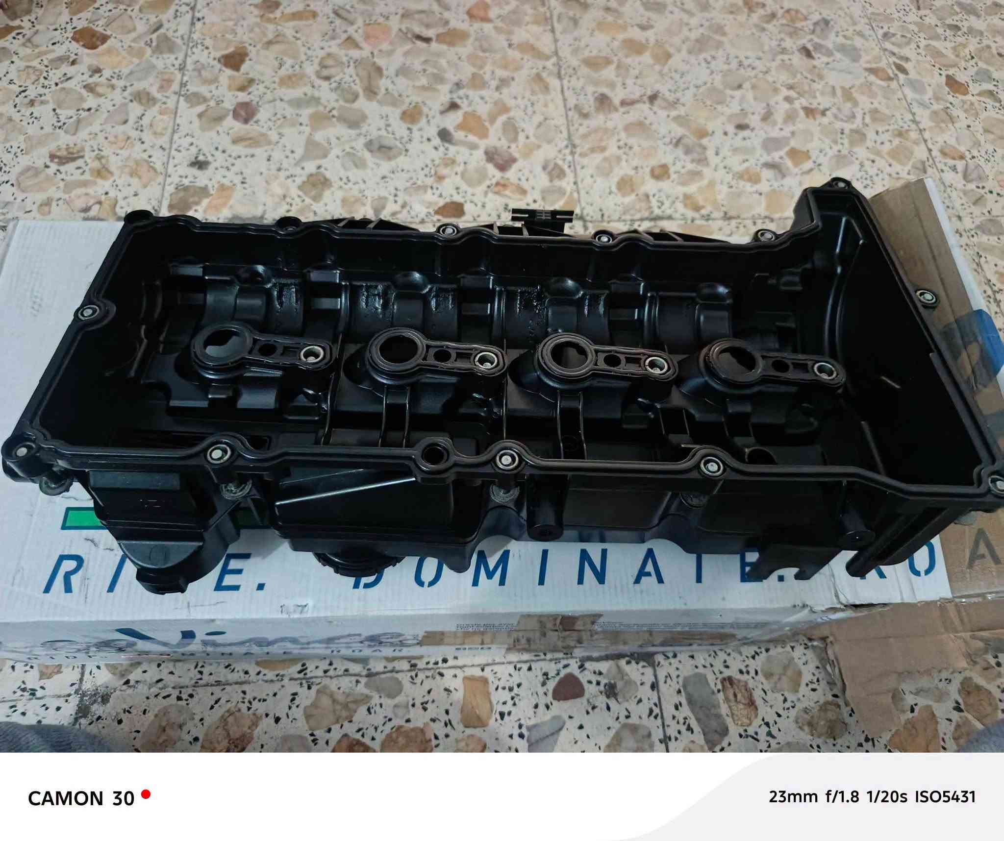 هذه القطعة هي غطاء محرك / غطاء الصمامات (Cylinder Head Cover / Valve Cover) المصنوع من البلاستيك المقوى، والمخصص لمحركات الديزل.
التفاصيل التفصيلية للقطعة:

​اسم القطعة: غطاء صمامات المحرك (غطاء المحرك / Valve Cover).

​رقم القطعة الاصلي (OEM): 11128570828 (موضح في الصورة الثانية: BMW 1112 8 570 828). 

​رمز المحرك: N47 (موضح على اللاصق: N47 F30). 

​السيارات المتوافقة: 

​سيارات BMW المزودة بمحركات الديزل 4 سلندر سعة 2.0 ليتر (محرك N47)، مثل: 

​الفئة الثالثة (3 Series): موديلات F30 / F31 (مثل 318d, 320d).

​الفئة الأولى والثامنة والخامسة (1, 5 Series): E81, E87, F10, F20, F21.

​فئات SUV: X1 (E84), X3 (F25).

​تتماشى مع موديلات تصنيع بين اعوام 2010 - 2015 تقريباً

هذه القطعة هي غطاء محرك / غطاء الصمامات (Cylinder Head Cover / Valve Cover) المصنوع من البلاستيك المقوى، والمخصص لمحركات الديزل.

نص مكتوب في الصور:
- CAMON 30
- 23mm f/1.8 1/20s ISO5662
- CAMON 30 • 23mm f/1.8 1/20s ISO4659
- CAMON 30 23mm f/1.8 1/20s ISO5431