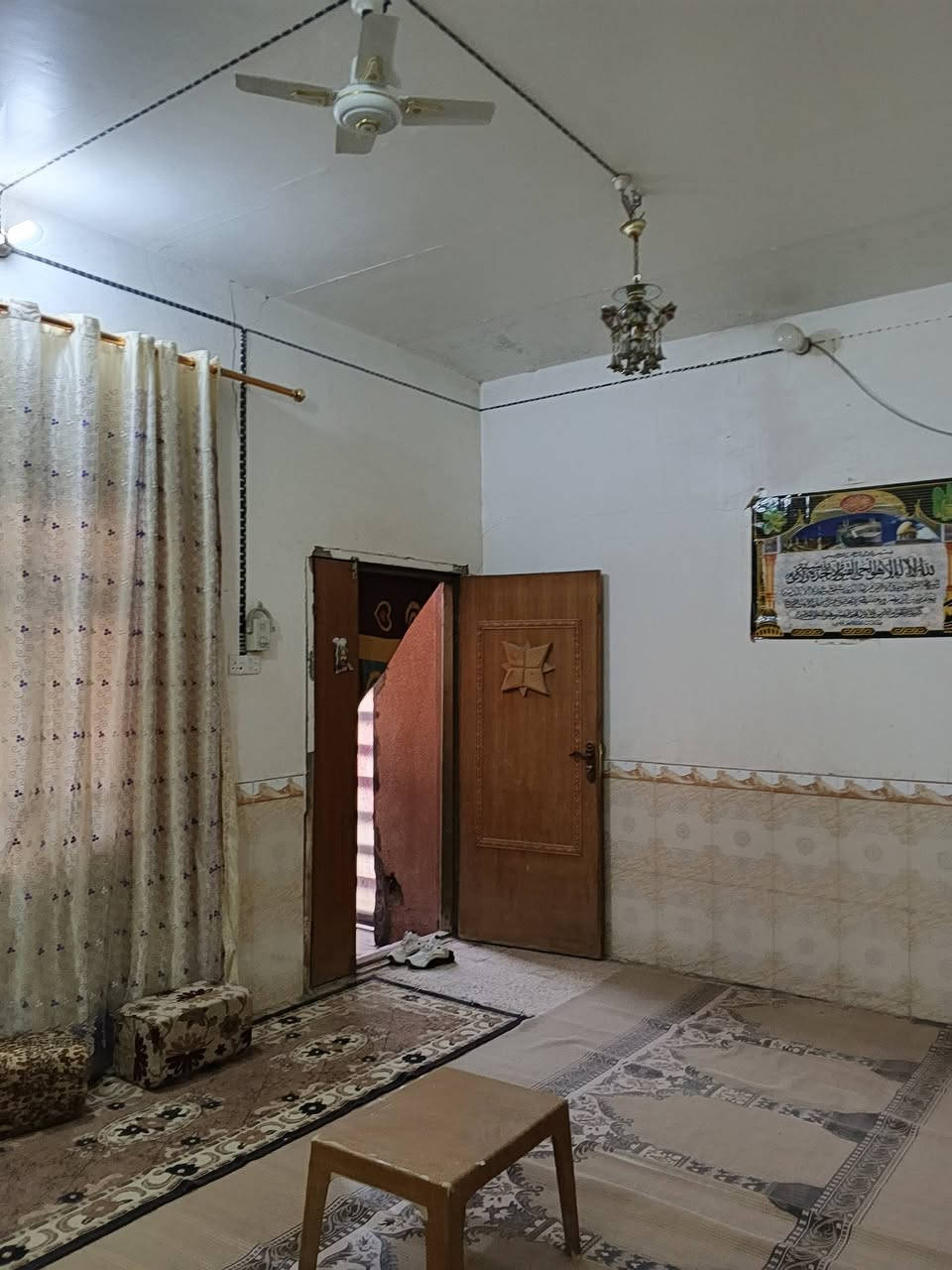 السلام عليكم يوجد بيت للبيع زراعي المكان قرب شركة الغاز بين الفرهه والحسائيه مساحة البيت 200 متر بلوك عكاده يتكون من غرفتين وصاله ومطبخ وصحيات داخليه وخارجيه وديوانيه وترك داير البيت وكراج سياره السعر 75 وبيه مجال الاستفسار *********** امجد للعقار مستعدون لكافة العروض
