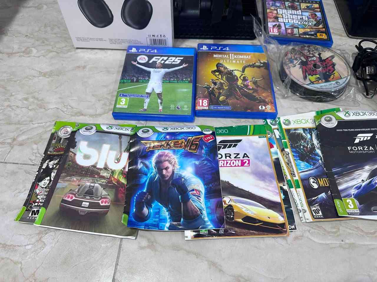 (بلي ستيشن 4 )
يده واحده فقط 
استان للبلي ولليدات والقراص 
٣ اللعاب معه 
4.8 GB 
بلي نظيف مستعمل شغال وبيه مشكله بسيطه جدا بالعدسه القارءه للقرص يحتاج تنظيف عن غبار 
………………………………..
(اكس بوكس 360 )
يدتان وحده لسلكيه 
به 150 لعبه بالهارد 
16 قرص منفصل 
نظيف جداا مستعمل 
2.5 GB
****شرط البيع كلا القطعتين لا يوجد بيع منفصل ***
البصره -ابو الخصيب 
***********
