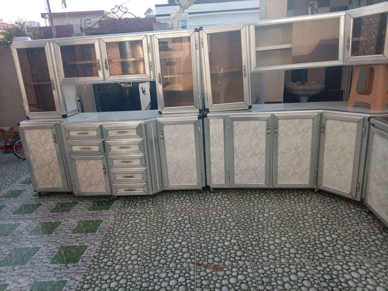 سلام عليكم كاونتر أربع أمتار والسنك متر ونص المنيوم نضيف بشرط اي عيب مابي إلي رايده يدخل خاص أو يتصل على الرقم ***********
