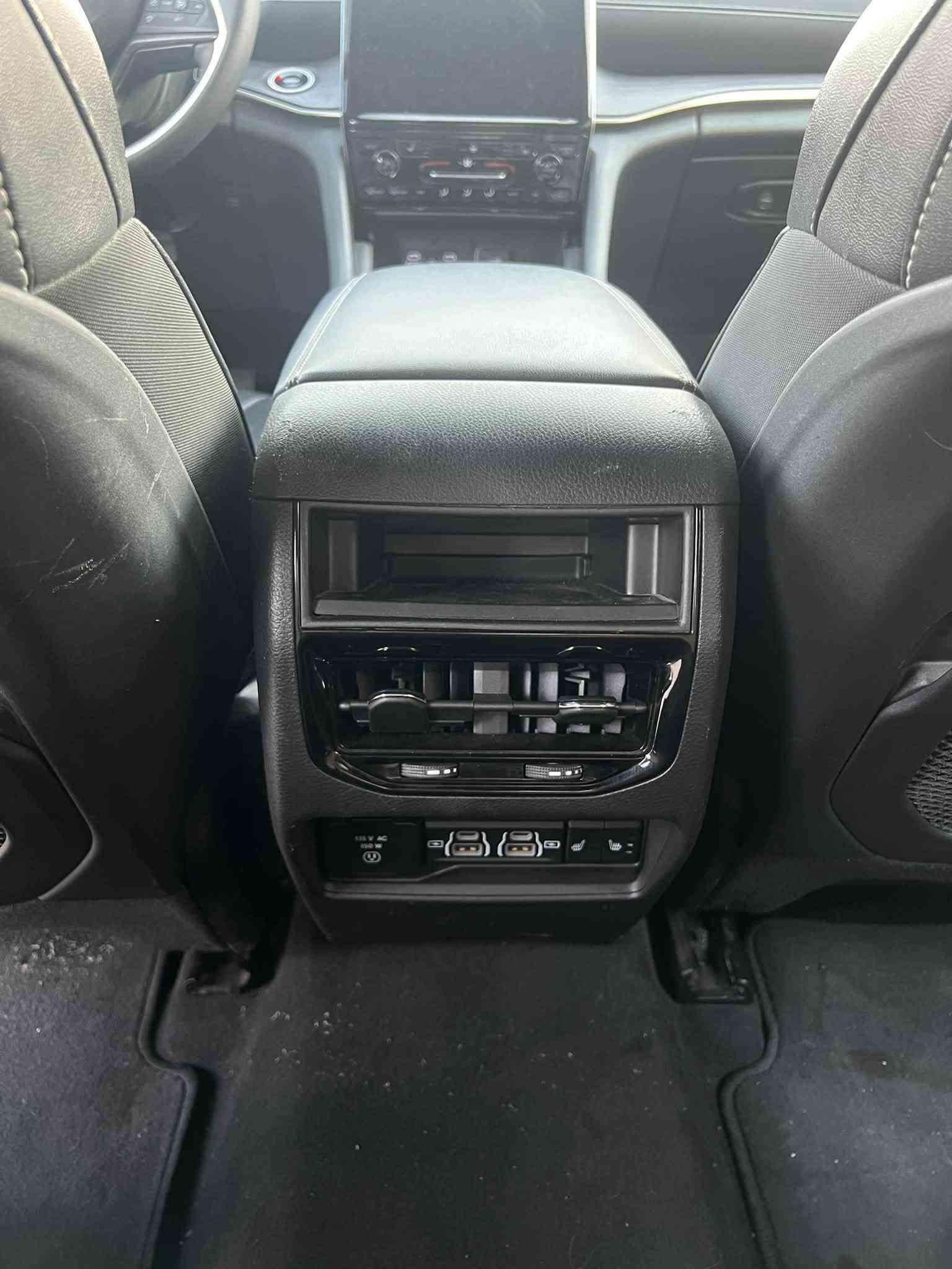 جيب ليمتد jeep limited
موديل ٢٠٢٤
فول ١/١ 
عدة فتحة سقف
ماشيه 5الف  زيرو 
المواصفات :
* رادار امامي مع مانع تصادم . 
* تحذير الخروج عن المسار . 
* تحذير النقطة عمياء  .
* نظام تحذير عند التقاطعات. 
* شاحن موبايل وايرلس.
* 
* كاميرا خلفية. 
*شاشة كبيرة 10.1 أنج
* المصابيح الأمامية زنون .

* دخول ذكي. 
* تشغيل عن بعد .
* الصندوق الخلفيي كهربائي .
كراسي كهرباء
 
* المقاعد الأمامية تدفئة .
* حساسات خلفية . 
*
* تبريد خلفي . 
* تدفئة مقود القيادة . 
* مانع تصادم خلفي .
تخم تاير جديد
صدر جديد
كير مكينة كفالة
حادث سيارة جاملغ وبنيد  (قطعتين صبغ ) باقي كفالة وعلى فحص
بداية الشاصي  جهة السايق فقط 

رقم بغداد جديد  وبسمي
مكان السيارة  بغداد /السيدية

***********
