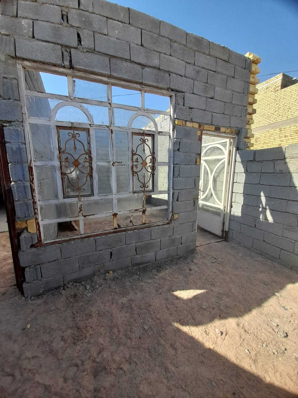 السلام عليكم دار للبيع حي ميسان شارع الزوار مساحة ٨٥ م غرفة ومطبخ وتخاريج واستقبال غيركامل ٢٠ وبي مجال الاتصال***********
