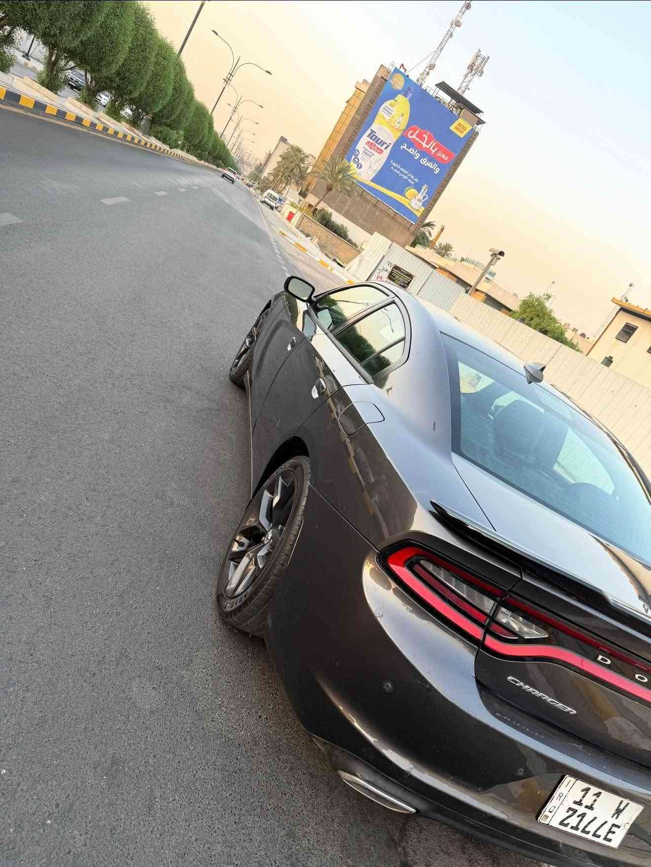 السلام عليكم للبيع جارجر امريكي موديل 2018  SXT Plus فول مواصفات عدا الفتحه 
الحادث جاملغ امامي مبدل ومصبوغ وباب السائق مصبوغ ونص الباب الخلفي مطابقه لون فقط بدون اي ضرر بيها مكانين بسيطات بارد 
بيها ايربك وراجع سستم كامل 
كير ومحرك مكفولات 
حجم المحرك 3.600 ماشيه 106 كيلو متر حقيقي صدر امامي خلفي جديد تخم تاير مابيها اي نقص السيارة شاديلها عدسات وبيها ضمان 
صور الحادث مرفقه مع السونر
السعر 180 ورقه وبيها مجال 
بغداد السيدية او حي العامل  
*********** بغداد, العراق
