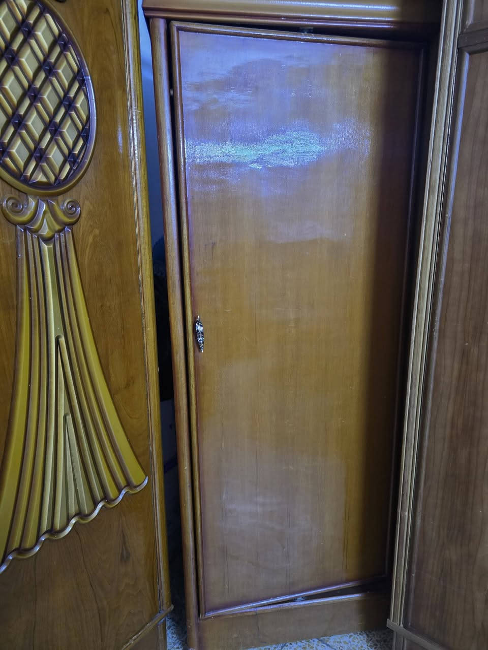 غرفة نوم عراقية طابقين ٦ ابواب خشب ثقيل يحتاجلها تصليح سكك المجرات وتصليحات بسيطة السعر ٧٥٠ وبيها مجال 
للتواصل واتس اب فقط ***********

