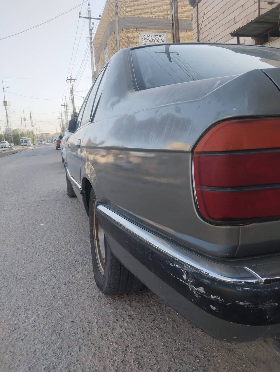 السلام عليكم بيئم للبيع موديل ٨٩ بيها حادث  ابيع على وظعهة تمشي وشغالة كير ومكينة وحدادية مكفولات سنوية لل٢٩ بس شرطه المداورة الياخذهة كون يدور أو مراوس بمارسدس جامبو حتة لو ازيدة قبل الحادث مكفولة من الظربة مكانها ناصرية مركز  السعر (27)وبيها مجال قليل ***********
