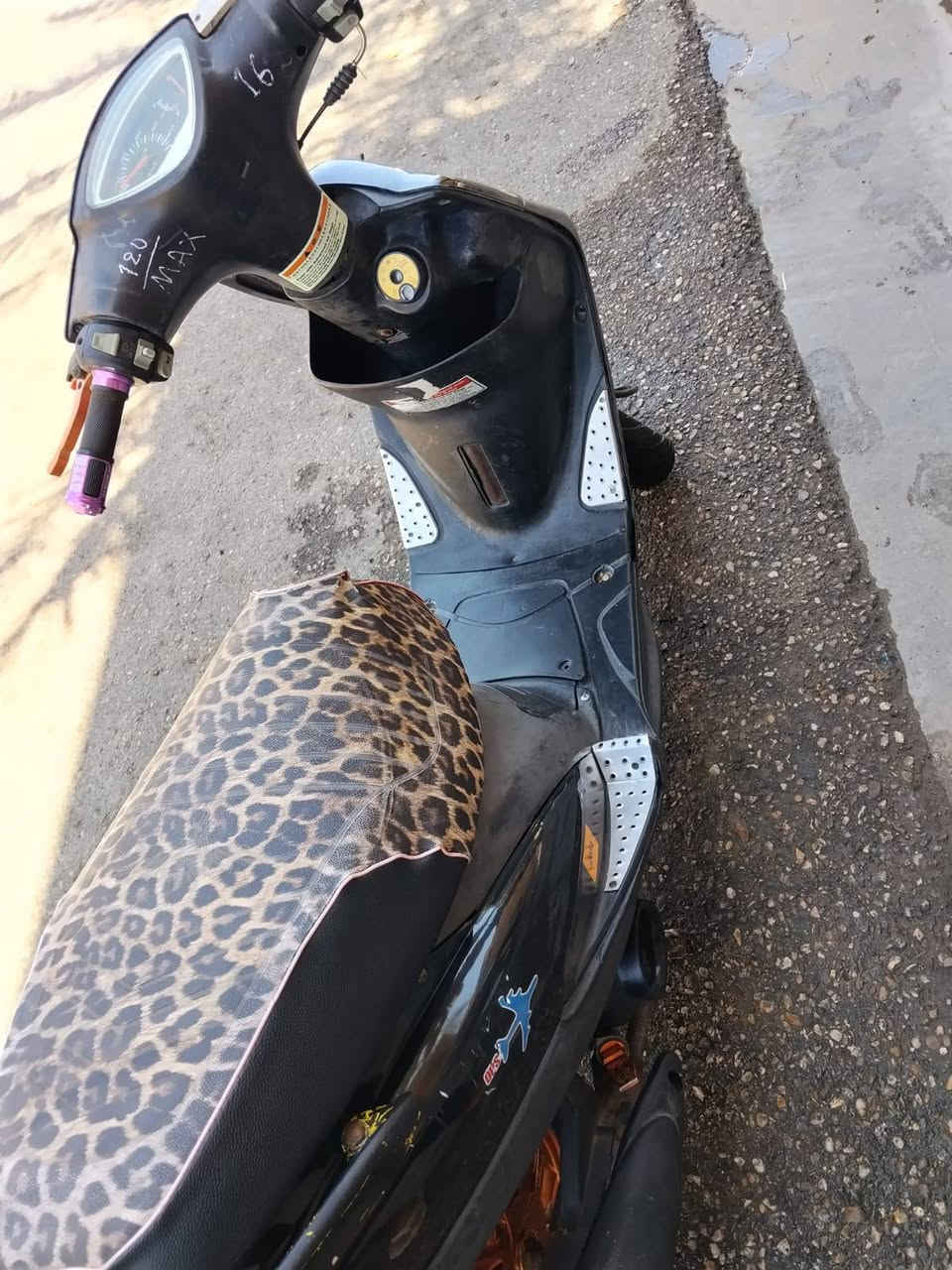 للبيع دراجه ماكس 
البوشه 49 
محرك ما مفتوح 
سرعتها 120 
مكانها بالفلوجة  
سعرها 500 الف وبي مجال حك العمله 
مكلف بالنشر 
اتصل بصاحب الدراجه ***********
