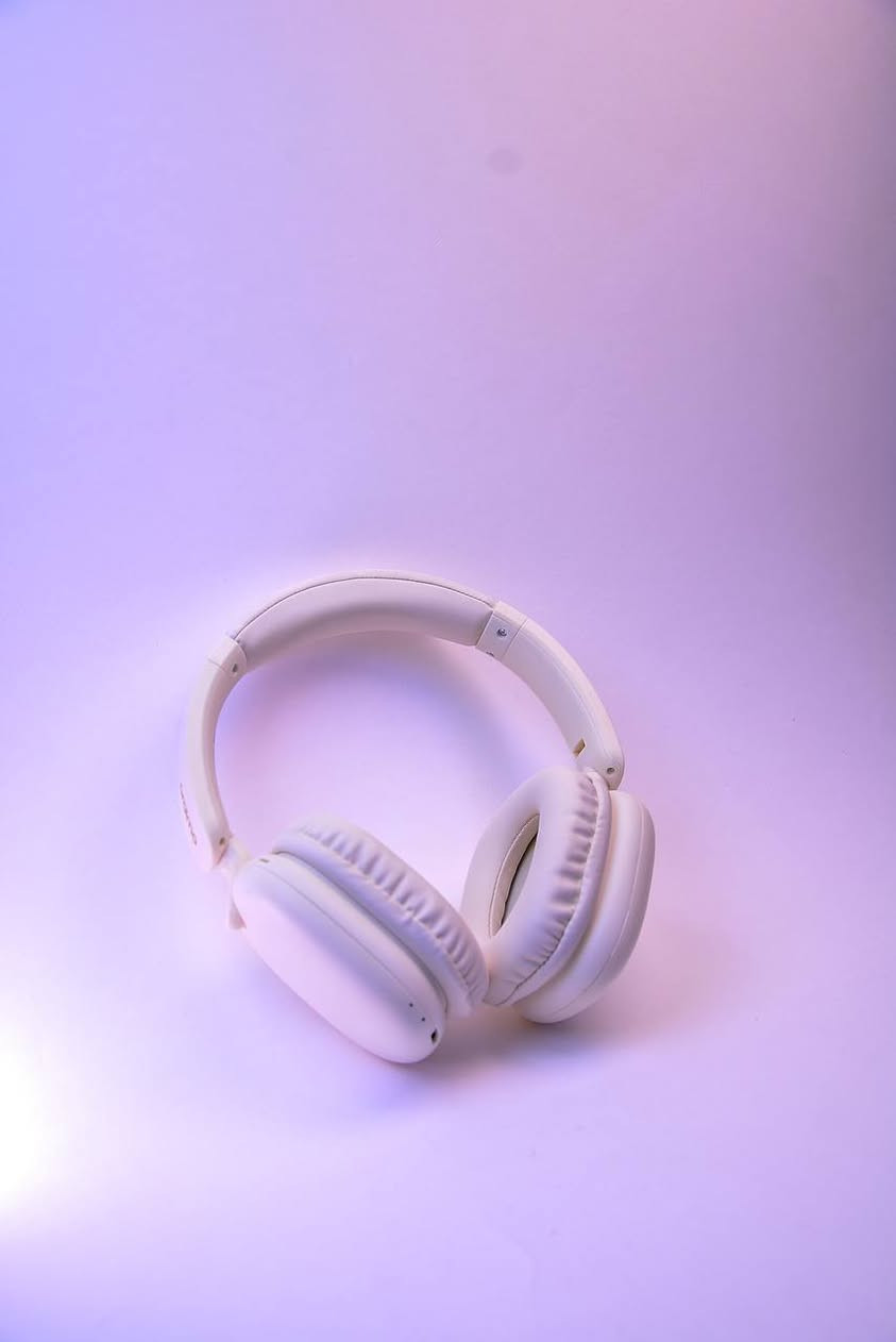 Oraimo BoomPop Lite ENC 🎧
فخامة التصميم.. ضمان وأداء يدوم
تجمع هذه السماعة بين الأناقة العصرية باللونين الأسود والابيض ، وبين القوة التقنية التي تحتاجها يومياً:
تصميم فاخر: مظهر عصري يجمع بين نعومة الأسود وبريق الذهب ليكون إضافة راقية لمظهرك.
بطارية جبارة: تشغيل يصل إلى 65 ساعة متواصلة (أكثر من يومين من الموسيقى).
صوت محيطي Sound360: تجربة صوتية غامرة تجعلك في قلب الموسيقى أو اللعبة.
مكالمات واضحة: تقنية ENC لعزل ضوضاء الخلفية أثناء التحدث.
اتصال ذكي: ربط جهازين معاً وسهولة التنقل بين الألعاب والمكالمات.
عملية وسهلة الحمل: تصميم قابل للطي ومريح جداً للاستخدام الطويل.
تطبيق مخصص: تحكم كامل في إعدادات الصوت عبر تطبيق oraimo sound.
✅ والأهم من ذلك: تأتي بضمان لمدة سنتين لراحة بال تامة.
توصيل لجميع المحافظات العراق 
للتواصل على الرقم ***********
السعر 30 الف مع التوصيل وضمان سنتين

