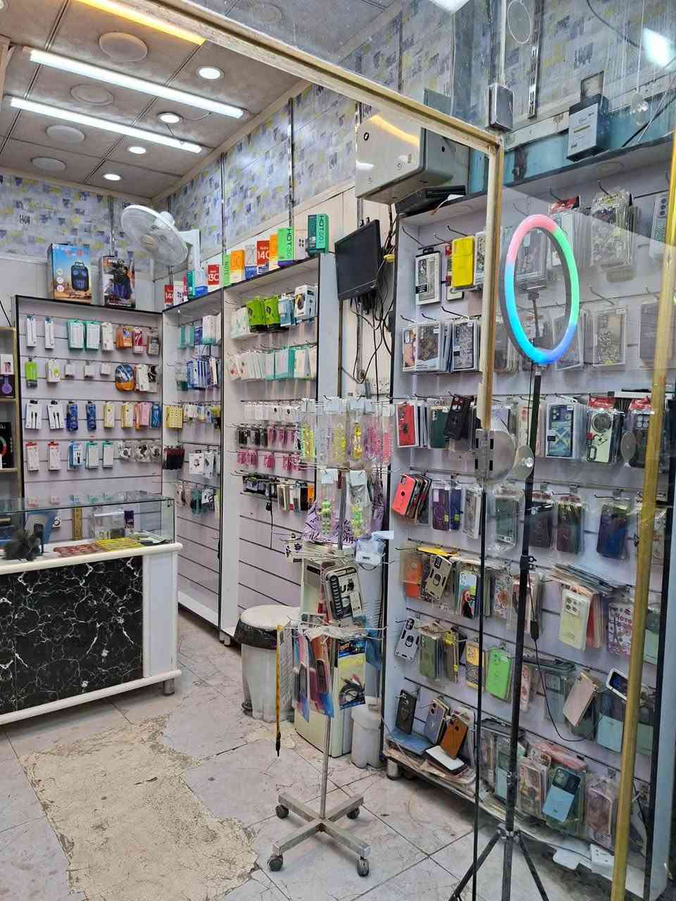 محل للبيع 
 كامل مع الملحقات 
حي المكرمة مكتب الرشيد شارع سوك المسكف 
المحتويات كما موضح بلصور 
اكسسوارات ولصقات شاشة كاملة جوكرات لجميع الاجهزة تقريبا و ومواد صيانه كاملة  المحل كامل من كلشي ومسواك كله جديد قبل اسبوع ميحتاج اضافات
سعر 6 مليون قابل للتفاوض 
سبب البيع ضرف طارئ ومستعجل والمحل يسوى اكثر 
للاستفسار اكثر 
رقم ***********
*********** النجف, العراق
