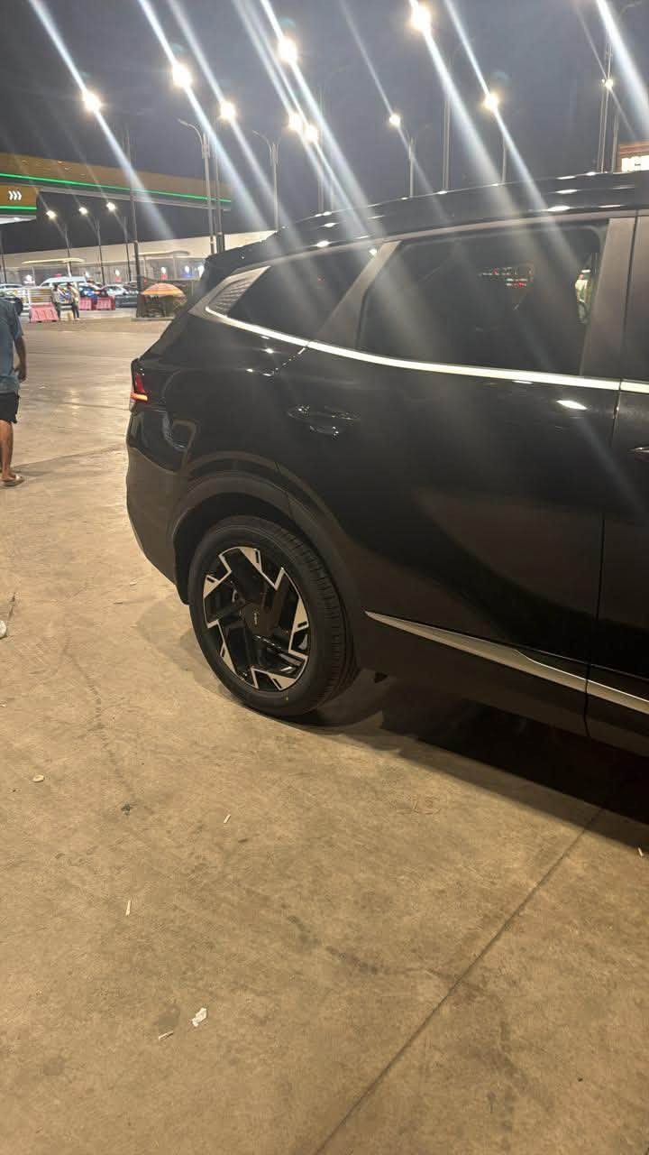 Kia Sportage2025
– مرقم بغداد – داخلية جلد  

المواصفات:

 •نقاط عمياء رادرات جانبيه بالمرايه

 • محرك سعة 2500 

 • بصمة + تشغيل عن بعد

 • كراسي كهرباء مع تدفئة

 • ستيرن تدفئة 

 • شاشة متصلة تدعم Apple CarPlay & Navigation

 • بانوراما

 • تبريد شاشه مناخ منفصل

 • ويل حجم 19 إنج

 • سايدبريك دگمة + أوتو هولد

 • درايف مود (أنماط قيادة)

 • مانع انحدار + مانع انزلاق

 • فول تحكمات ستيرن

 • كامرة دوارة + حساسات 

 • لايت زينون عالي/ناصي + LED ليزري نهاري

 • بك لايت LED

 • المرايا الجانبية كهرباء مع إشارة

الحادث السيارة موجود بلصور 

📍 العنوان: بغداد –  المنصور 

📞 للتواصل: ***********
