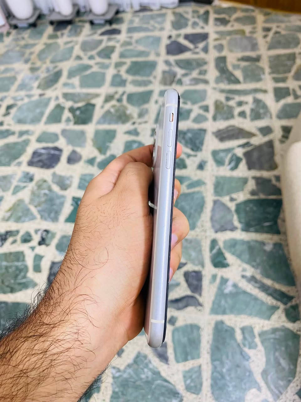 ايفون 11 
لون ابيض نضيف حيل 
ذ64 
شاشه قطعه اصليه 
وبطاريه مبدله 
الجهاز ما بي اي مشكله وكلشي شغال بي وعلى الفحص 
سعره  180
مكاني الفلوجه 
وتساب ***********
