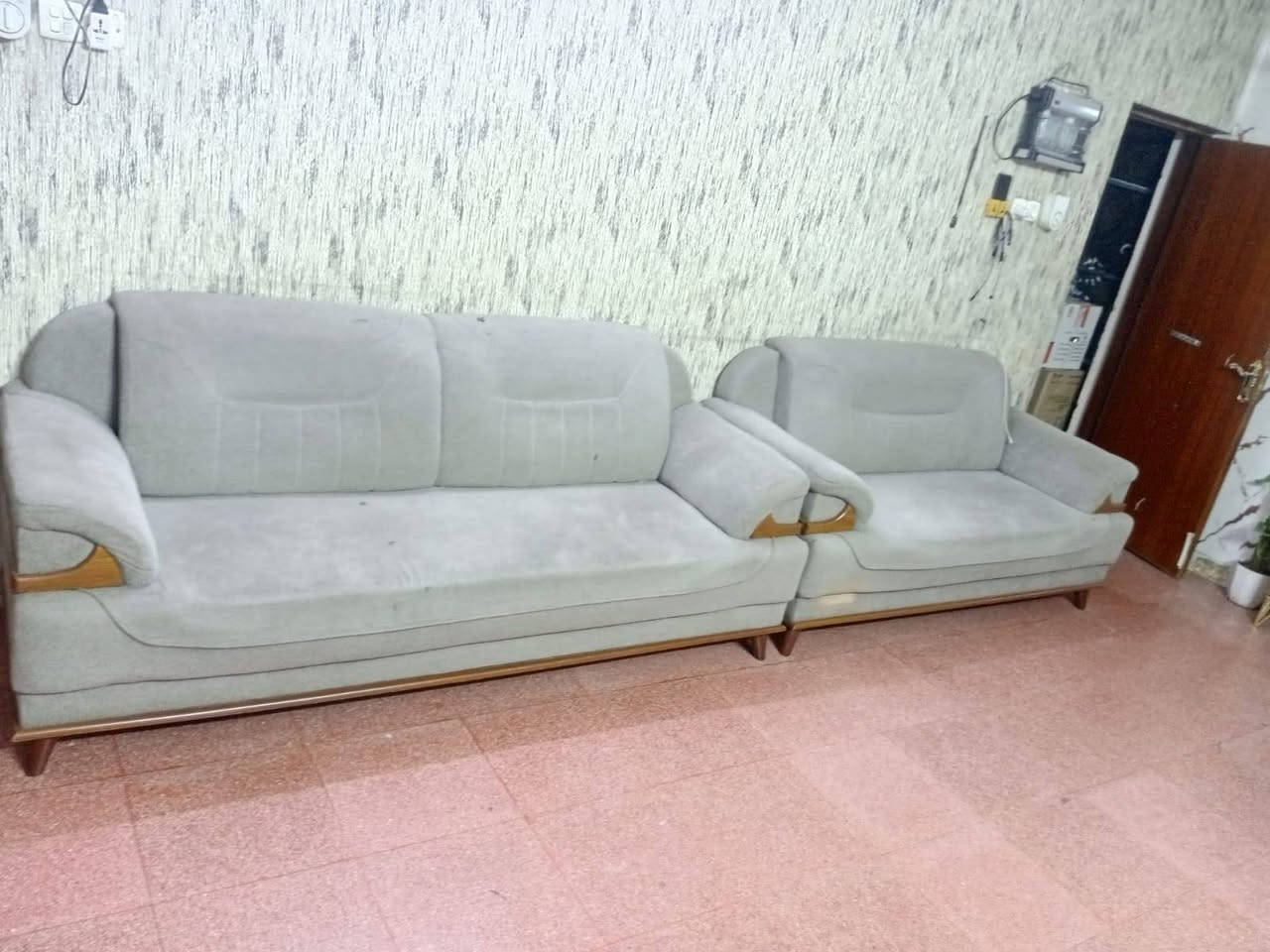 طقم قنفات للبيع 🛋️✨
نظيف وحالته مبينة بالصور
السعر 350 ألف 
للاستفسار مراسلة خاص 📩
***********
