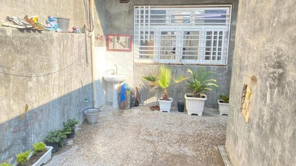 دار للبيع مساحة 200 متر ركن واجهه 10 ونزال 20 بناء 2021 في منطقة رية وسكينه قرب بانزين خانة الجبهه مقابل الكليه العسكريه اربع افرع عن سريع القناة الدار يحتوي على محلين ومطبخ واستقبال وصاله وغرفتين نوم 
للاستفسار ‭***********‬
