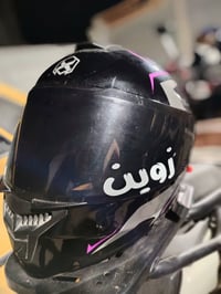 خوذة للبيع بيها جامات ثنين  مع سماعات ASMAX F1 معروفة فول مواصفات السم...