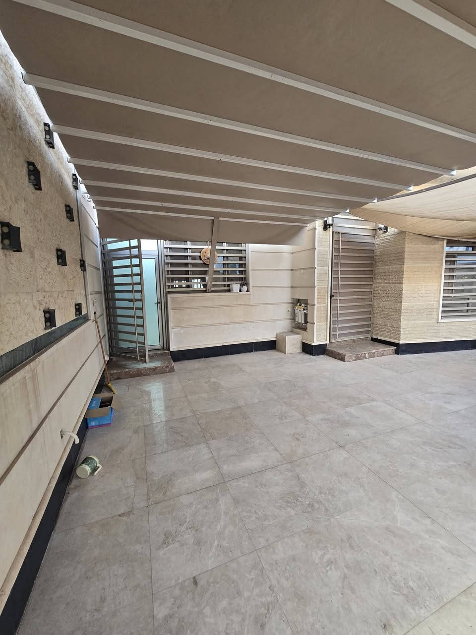 بيت للبيع في عواشة المربع الذهبي مقابل جامع المجراوي خلف مطعم بربر شارع ابو حوراء المحمداوي 
 المساحة 250 م²
الواجهة 10 م النزال 25 م
بناء حديث وجديد 2023 vip طابقين
البيت مبني باعلى مواصفات فنية 
مساحة البناء 200 م²
* الطابق الارضي يتكون من
كراج كبير مساحة 45 م²
مطبخ مؤثث بالكامل
صاله
استقبال للضيوف مع صحيات خاصة للضيوف
غرف نوم كبيرة عدد ثنين
صحيات عدد 2
سبالت الطابق الارضي عدد 5 - منها جداري 3 - كنتوري 2 - جديدة جدآ وبخالة ممتازة
* الطابق الاول يتكون من
صالة
مطبخ
غرف نوم كبيرة عدد 3 من ضمنها غرفة سويت كبيرة جدآ
صحيات عدد 2
بيتونة ومخزن
سبالت الطابق الاول 4 - منها كنتوري 2 - جداري 2 - جديدة جدآ  وبحالة ممتازة
السطح شتايكر مع فوم عازل حراري
منظومة تصفية مياه الاسالة
منظومة تحلية مياه الشرب
حساسات حريق للطابقين
سستم كاميرات فول HD 
سستم انترنيت
سخان عدد 2
مقطورة عدد 2
سقيفة كراج مميزة متحركة
لطلب السعر والاستفسار الاتصال على ***********
