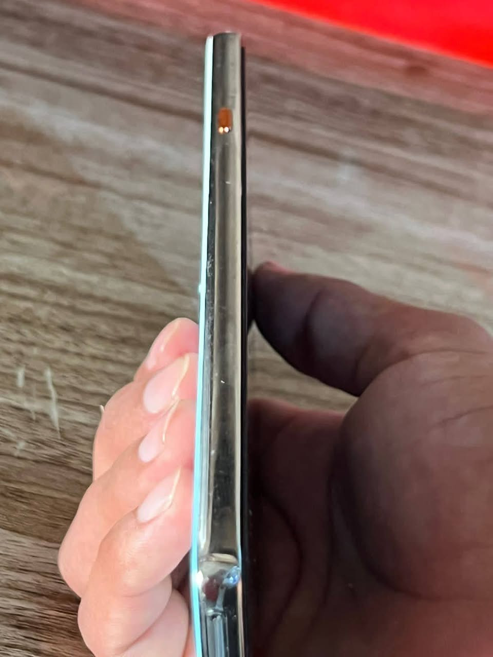 السلام عليكم ورحمة الله وبركاته
تكنو كامون 40 
AMOLED بحجم 6.78 بوصة، بدقة +FHD (1080×2436)، بمعدل تحديث 120Hz
المعالجMediaTek Helio G100 Ultimate (تكنولوجيا 6 نانومتر)
الذاكرة والتخزين8 جيجابايت / 12 جيجابايت RAM مع سعة تخزين 128 أو 256 جيجابايت
الكاميرا الخلفيةمزدوجة: رئيسية 50 ميجابكسل (مستشعر Sony LYT-700C مع مثبت بصري OIS) + واسعة جداً 8 ميجابكسل
الكاميرا الأمامية32 ميجابكسل
البطارية والشحن5200 مللي أمبير، تدعم الشحن السريع بقدرة 45 واط
نظام التشغيلAndroid 15 مع واجهة HiOS 15
الميزات الإضافيةسماعات استيريو (Dolby Atmos)، بصمة مدمجة تحت الشاشة، دعم NFC، مقاومة للماء والغبار معيار IP66 
للتواصل بالتعليقات أو على الرقم 
***********
