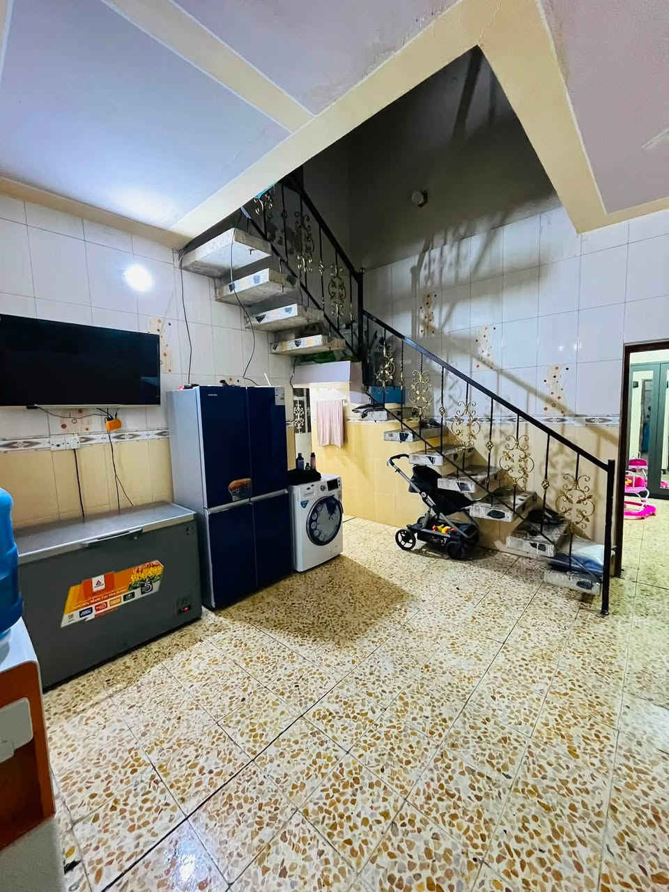 دار للبيع مساحته 100 
الواجهيه الدار 6 متر 
📍الموقع نهائيه حي اور الغرير نزلة العيادة الشعبية 
الفرع الثالث   
يتكون الدار من صحيات خارجية 
+ مدخلين استقبال + مطبخ + صاله +غرفه منام + صحيات + ترك + بيتونه على كد مساحه الصاله. + صطح امامي + خلفي  الصطح اشتايكر 
  سعر جدا مناسب 
للستفسار اتصال على الرقم  ***********
