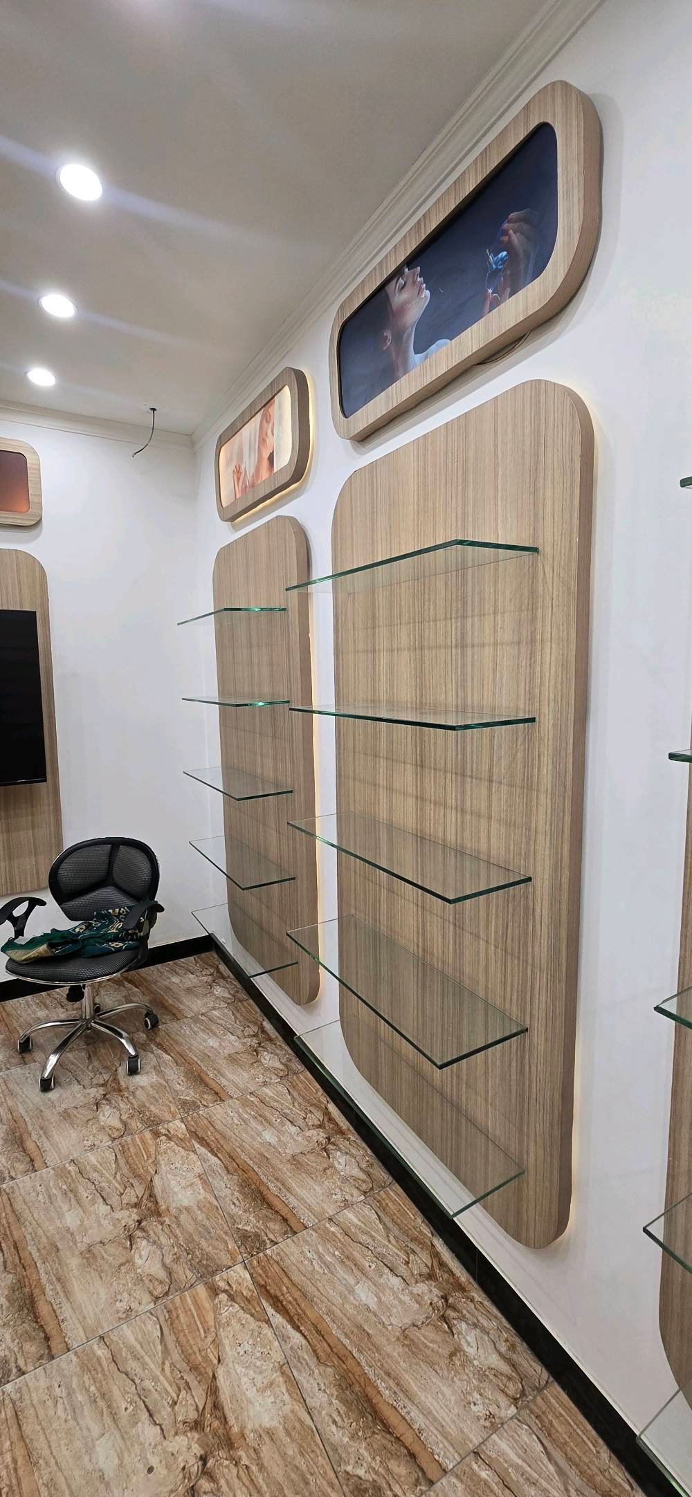 رفوف. mdf. عدد ٦. + ميز. + لوحات تحمل اسم المحل لو اي شي قابل للتغير. واضافه على اناره داخليه بكل رف.  السعر خاص وتدلل