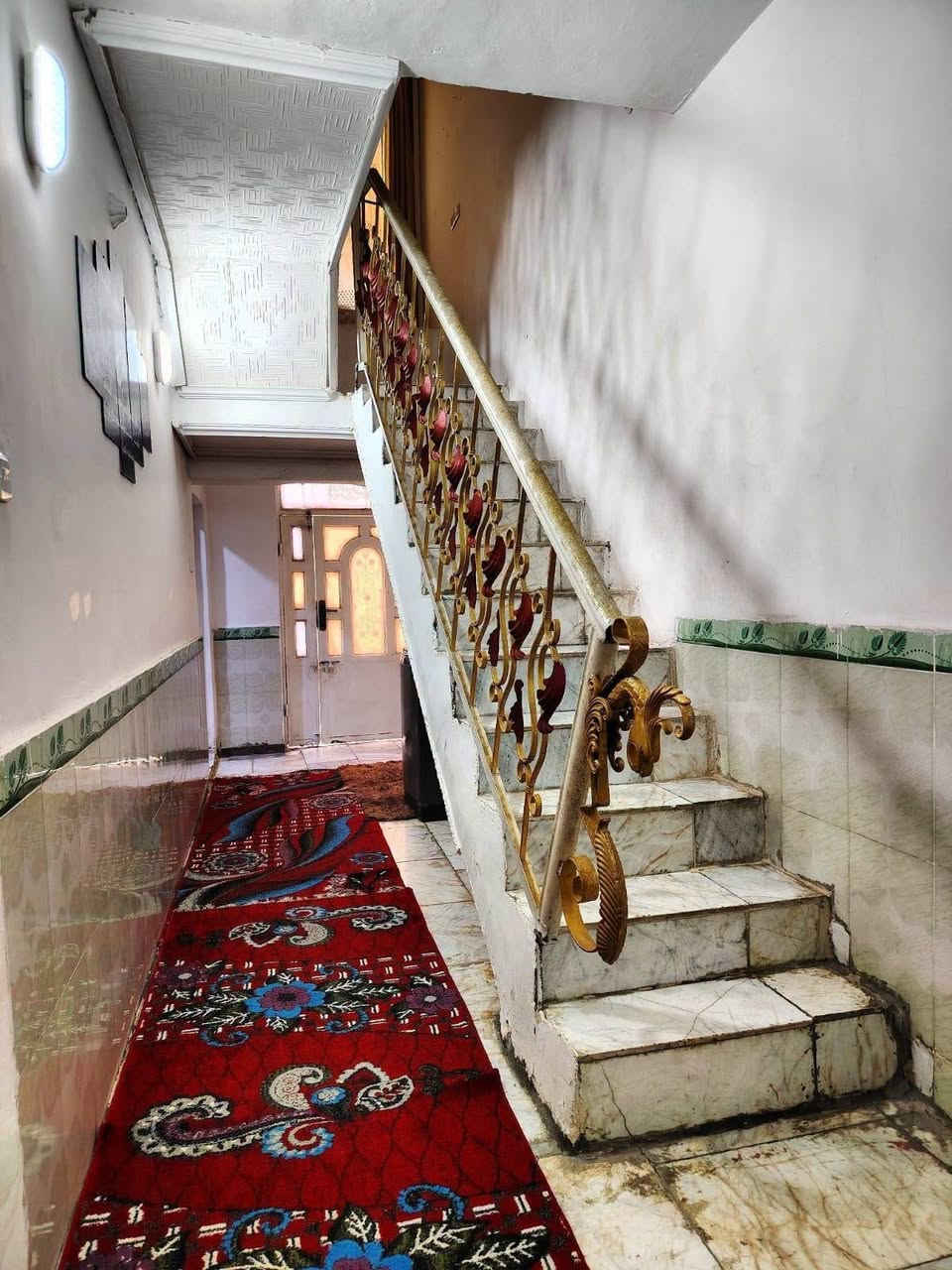 :
​🏡 بيت للبيع - 
​الموقع: خلف مركز شرطة أبو رمانة
​المساحة: 120 متر مربع
​البناء: قاطين (سقف عكادة)
​تفاصيل البيت:
​الطبق الأول: استقبال، مطبخ، ومنور
​الطبق الثاني: غرفتين نوم + صحيات
​💰 السعر المطلوب: 115 مليون (وبيه مجال)
​📞 للتواصل والاستفسار:واتساب ***********
