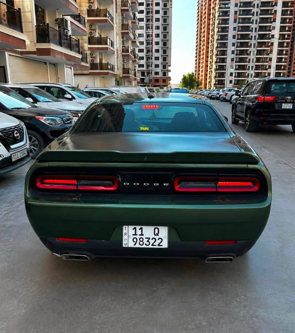 السلام عليكم دودج جالنجر 2020 للبيع
جالنجر sxt v6 لون زيتوني مميز للبيع 
السيارة ماشية 40 الف ميل فقط 
حادثها موضح بلصور والسونار موجود السياره بدون ايرباك 
جاملغ امامي صبغ جاملغ خلفي صبغ ( بدون ايرباك )
الصندوك صار بيه طخة على كد اربع اصابع مصبغته غلفت الصندوك اسود  ايضا موضح بالصور 
غير هلشي مكفولة السياره 
محرك كير اكسل كهربائات كلشي بميكانيك السياره مكفول 
بلادية مملعوب بيها وبرمجة وهلسوالف حجر بيئة مملعوب بيه
السيارة جديده بدون اي نقص ادامة غرفة احتراق نوزلات بلكات   تايرات جديده 
السيارة عليها ويل فيرادا تو سايز 

السيارة باسمي رقم جديد 
السعر 168 ورقة وبيها مجال بسيط 
مكاني بغداد الاعظمية
***********
