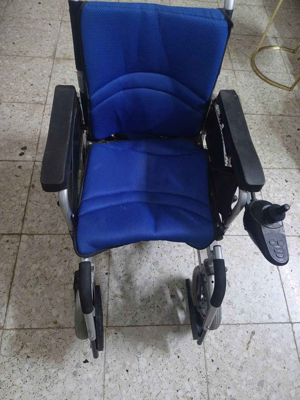 السلام عليكم ورحمة الله وبركاته 
كرسي كهربائي استخدام كلش قليل نظيفة ب 800
سدية استخدام قليل ب 100 
بايسكل جديد بالكارتونة ب 30
كرسي عدد 2 ب100
مكاني بغداد البياع
*********** واتساب
*********** واتساب
